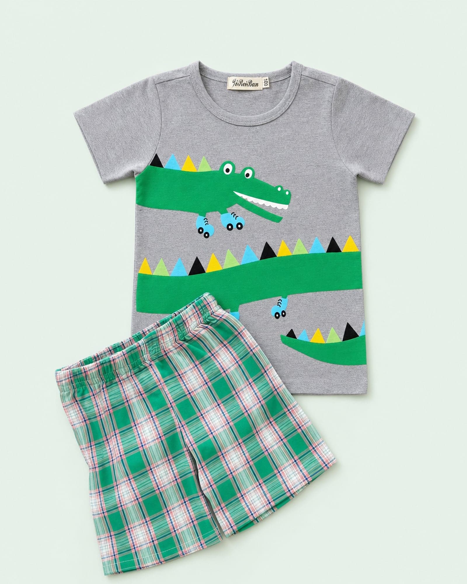 Conjunto crocodilo cinza com bermuda xadrez